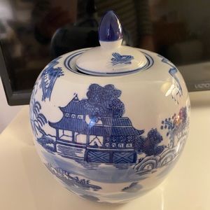 Blue and white beautiful pattern pottery piece with lid